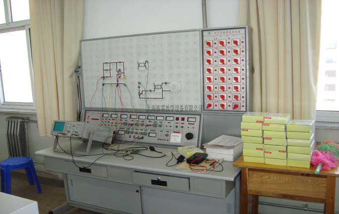 這一款是上海振霖教學(xué)設(shè)備公司生產(chǎn)的ZLCB-805型電工電子電力拖動實(shí)驗(yàn)室成套設(shè)備（教師桌）。