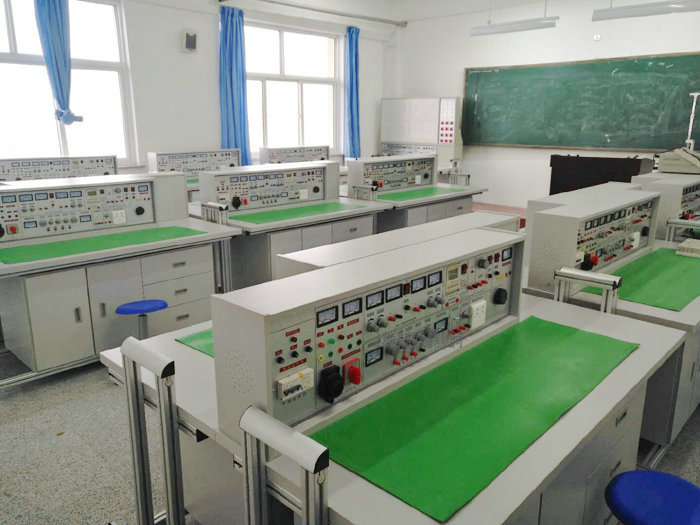 這一款是上海振霖教學(xué)設(shè)備公司生產(chǎn)的ZLCB-804型電工電子實(shí)驗(yàn)臺(tái)整體教室圖。